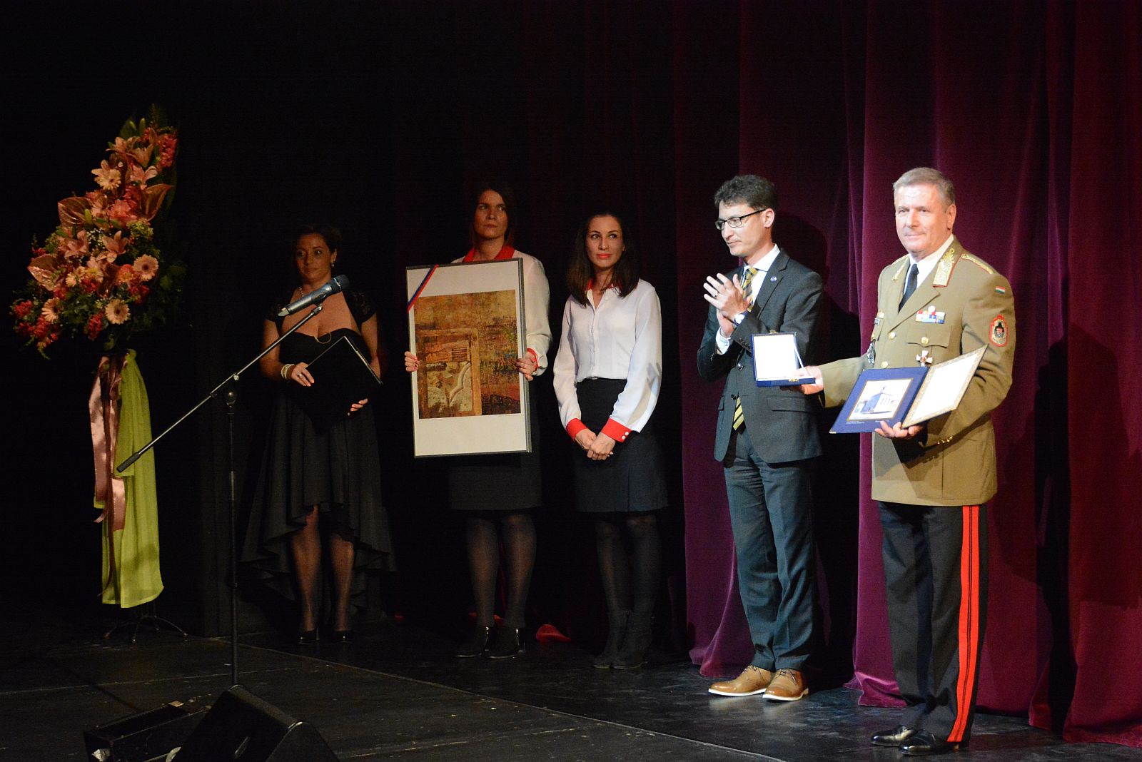 Fehérvár katonáit köszöntötték a Vörösmarty Színházban